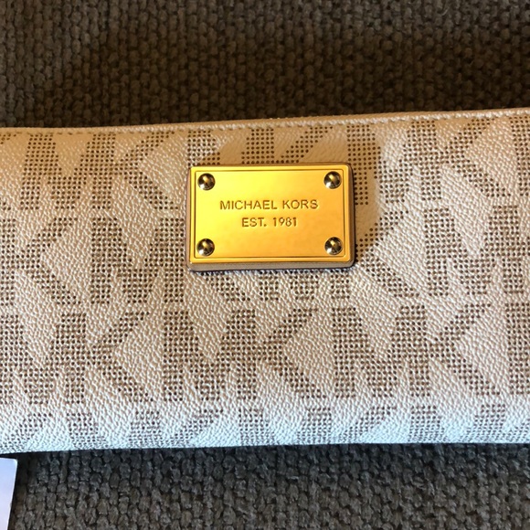 Michael Kors Multi-Functional Wallet & Phone Case - Picture 3 of 8